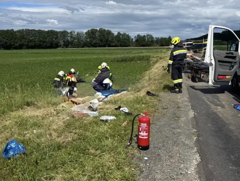 ©FF St. Kind Beide Motorradfahrer wurden in den angrenzenden Acker geschleudert.