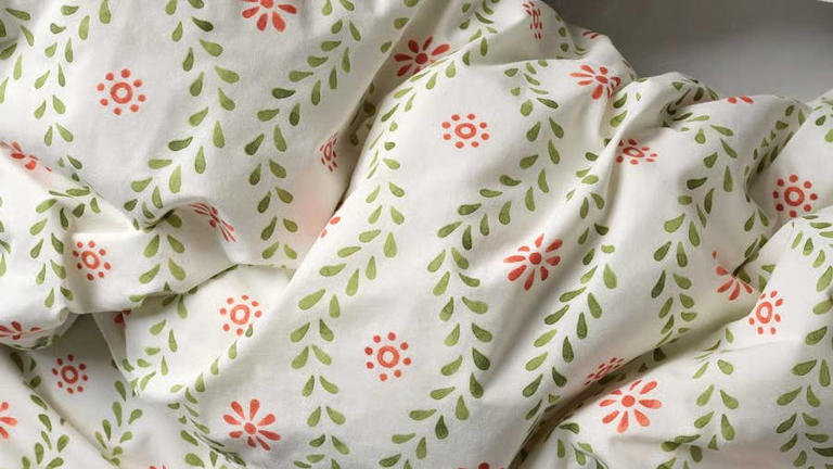 IKEA is selling the sweetest watercolor duvet cover for summer (and it ...