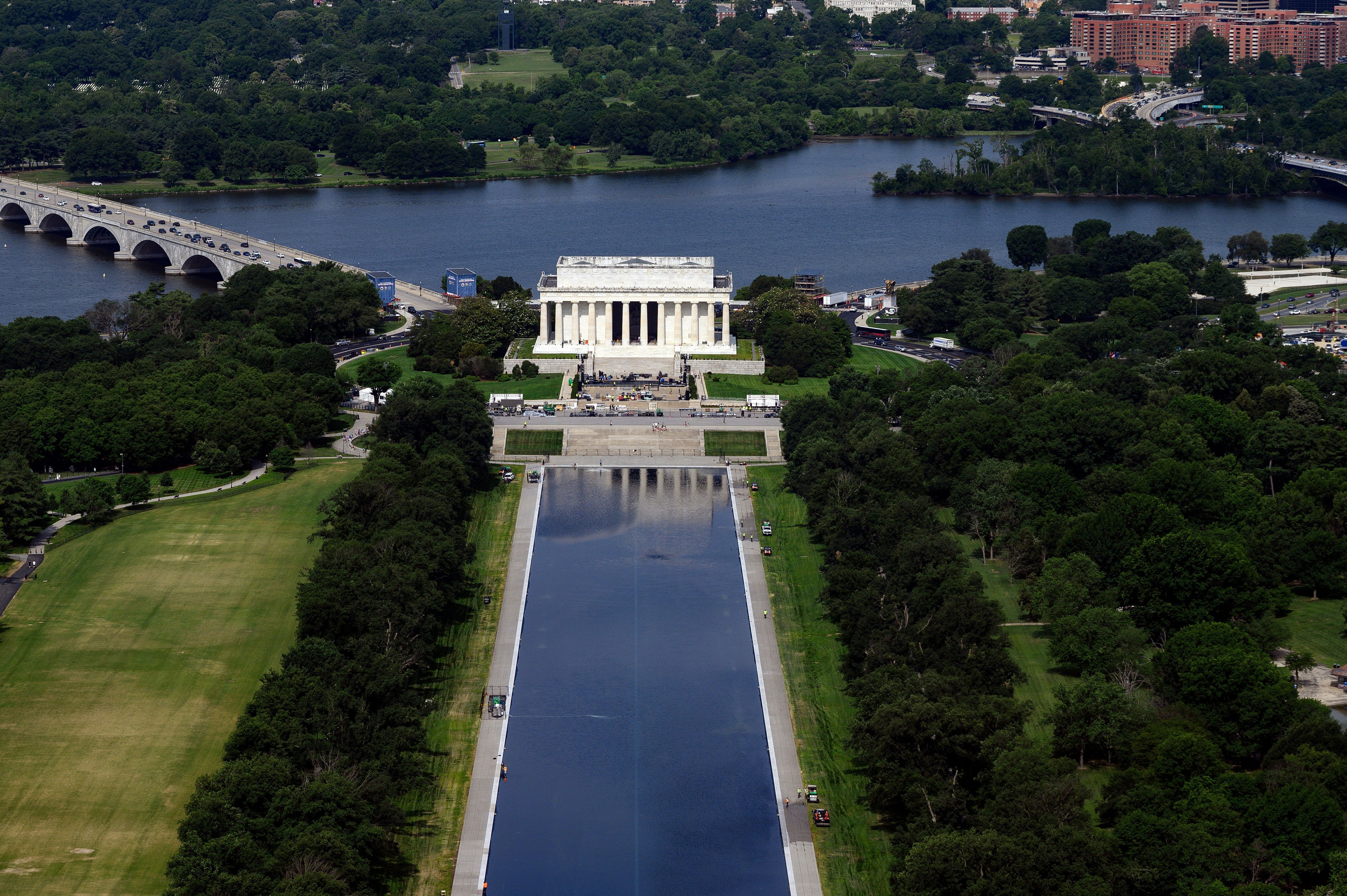 Trump's massive reflecting pool overhaul already has a very visible problem