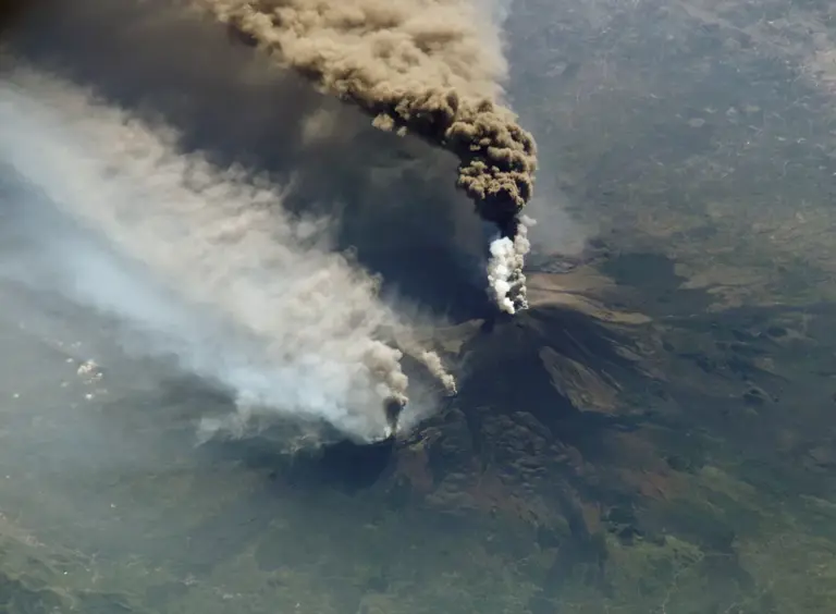 7 volcano warning signs every person living near an active crater ...