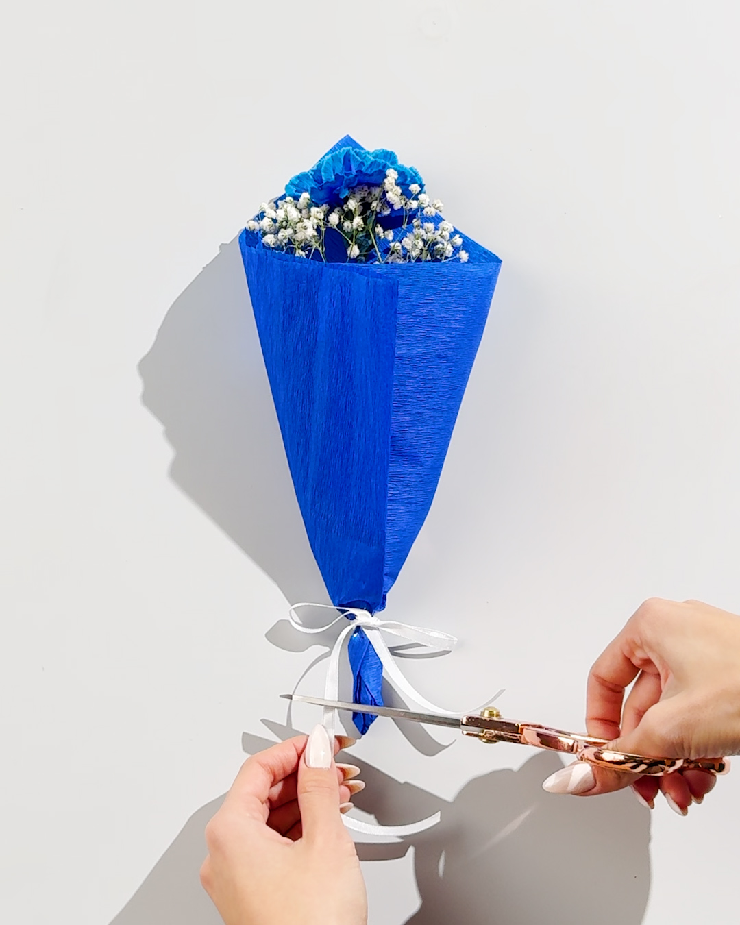 Wrap flowers beautifully with this simple trick🌷