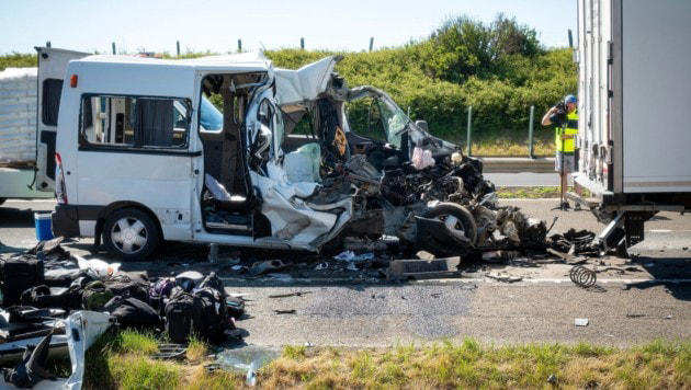 Hier ist der Kleinbus zu sehen, der in den Lastwagen krachte.