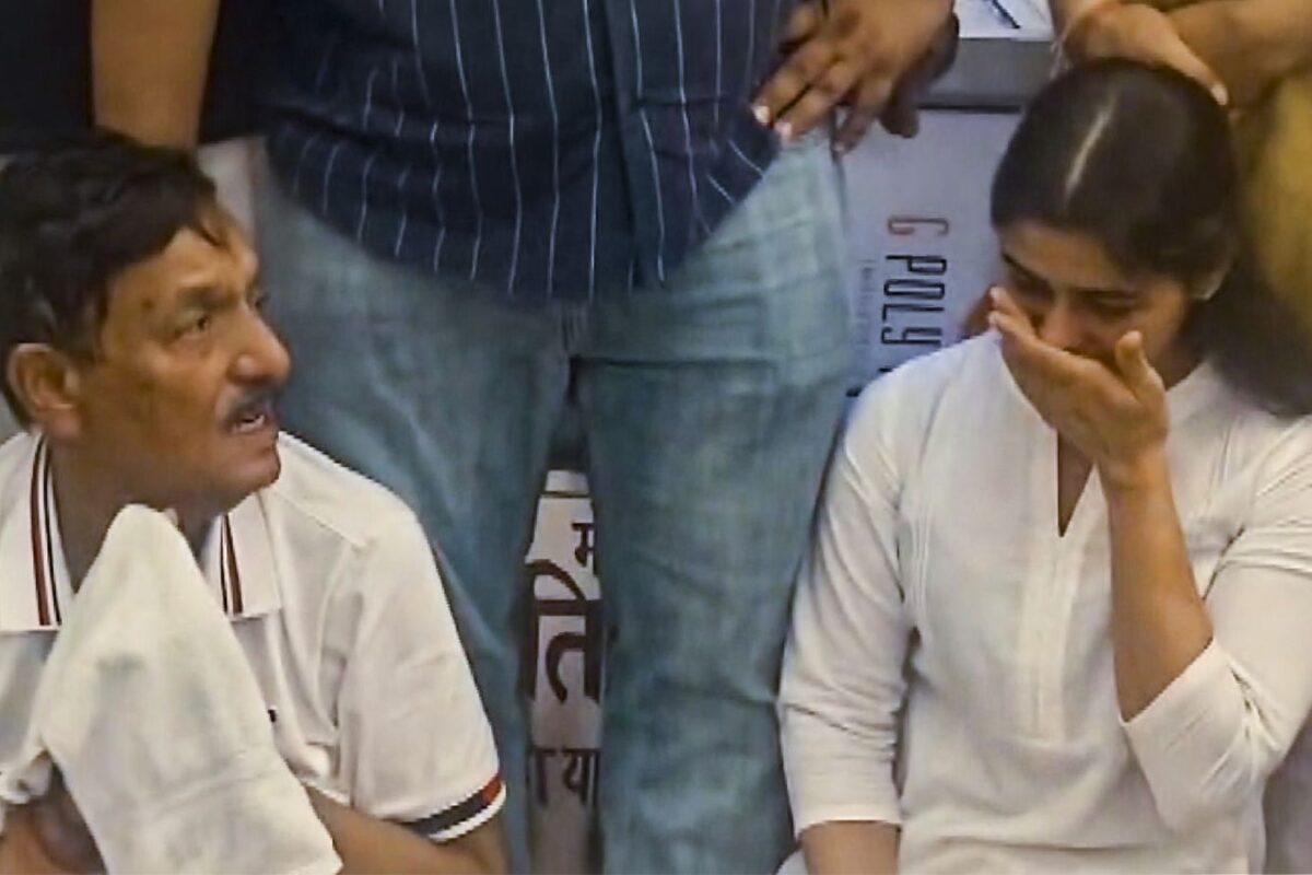 Manu Bhaker cries inconsolably while paying last respects to coach ...