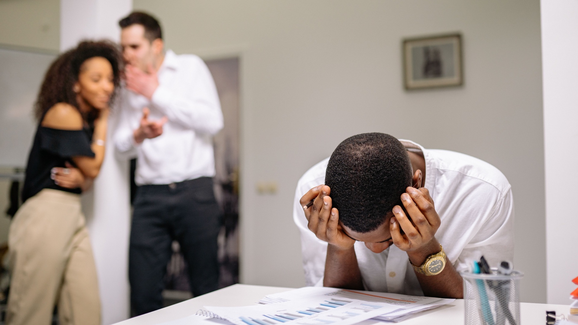 10 signs you're the coworker everyone hates & 10 you're the office favorite