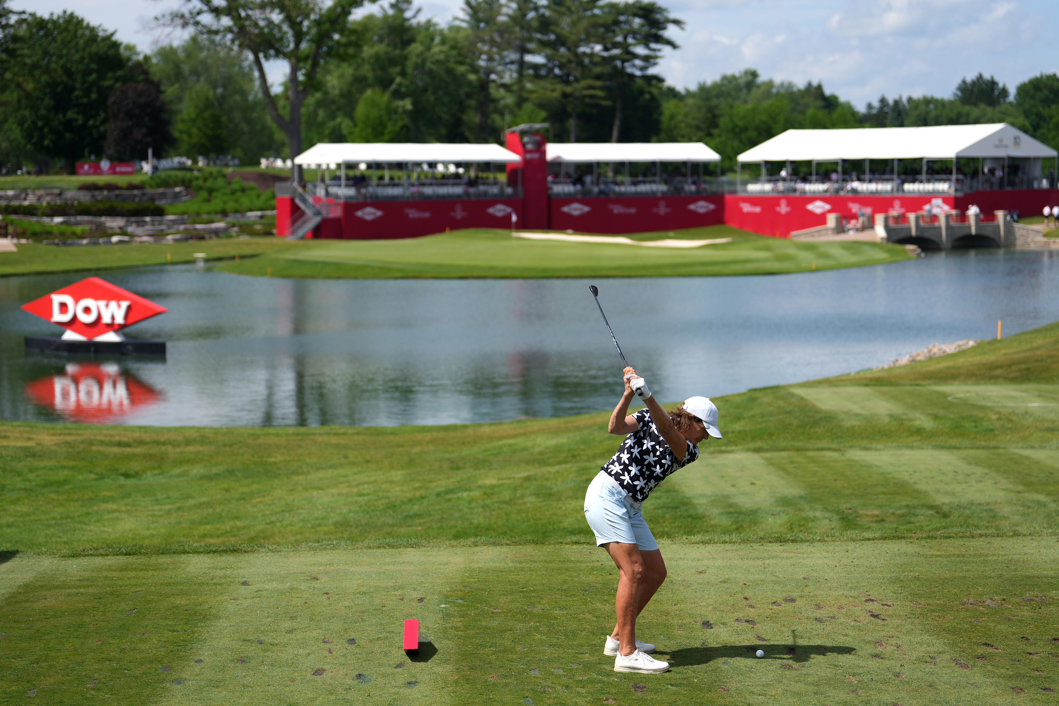 Juli Inkster, 65, becomes oldest player to make the cut on the LPGA