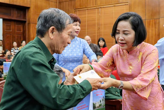 Phó Chủ tịch Quốc hội Nguyễn Thị Thanh trao quà cho gia đình chính sách tại Điện Biên