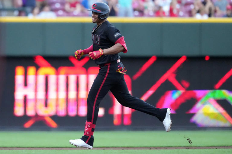 Dunn's error leads to 3-run 9th, Diamondbacks beat Reds 5-2