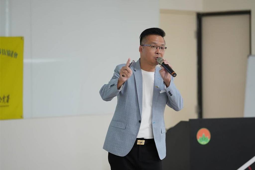 新竹縣議員吳旭智指出，他接獲不少支持者詢問，是否「準備退出」、「不玩了」，讓他相當氣憤，緊急聲明「絕對參選到底，全力拼第一爭取提名」。（吳旭智提供／王惠慧新竹傳真）