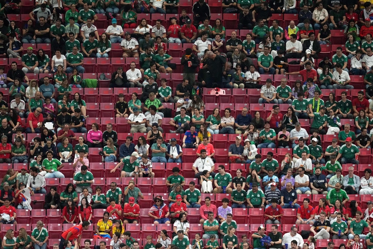 Vì sao khán đài ở World Cup trống vắng?