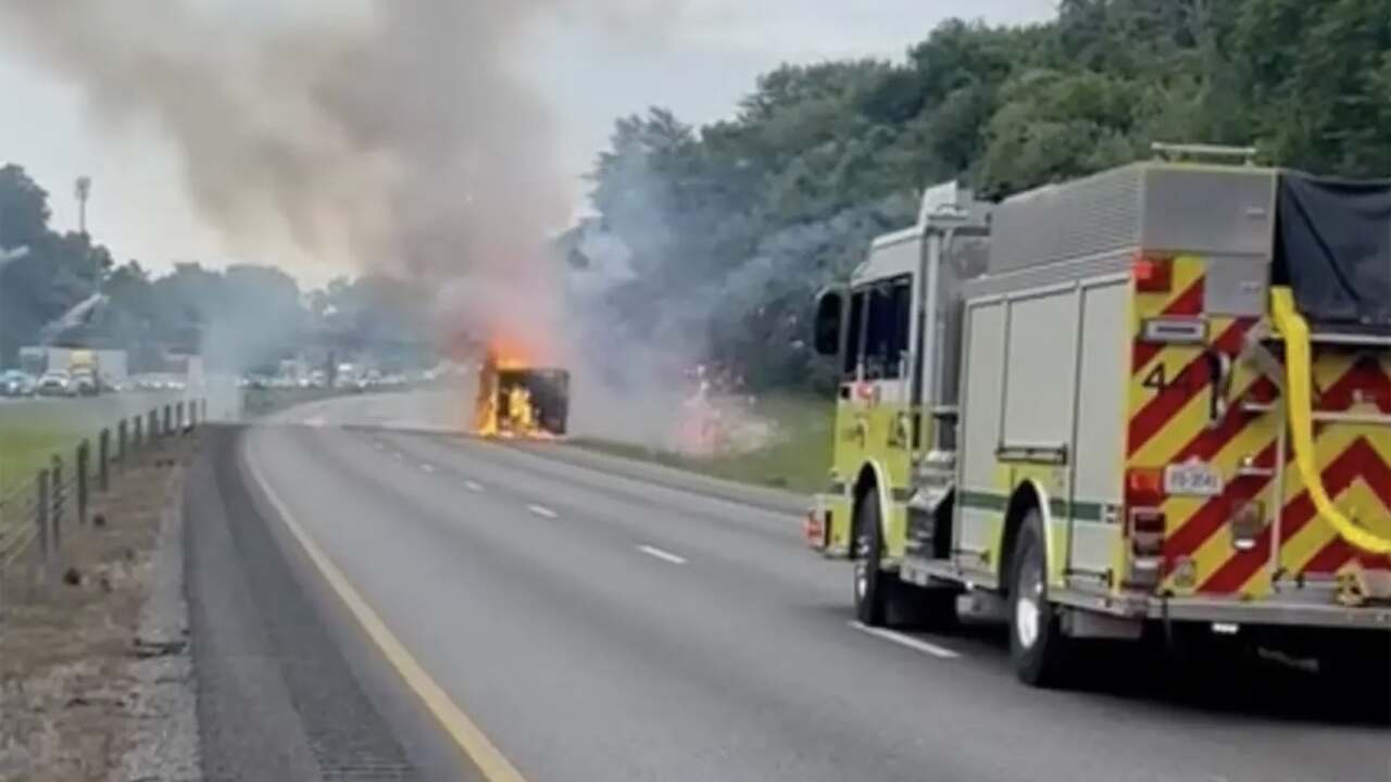 Caminhonete carregada com fogos de artifício explode em rodovia no ...