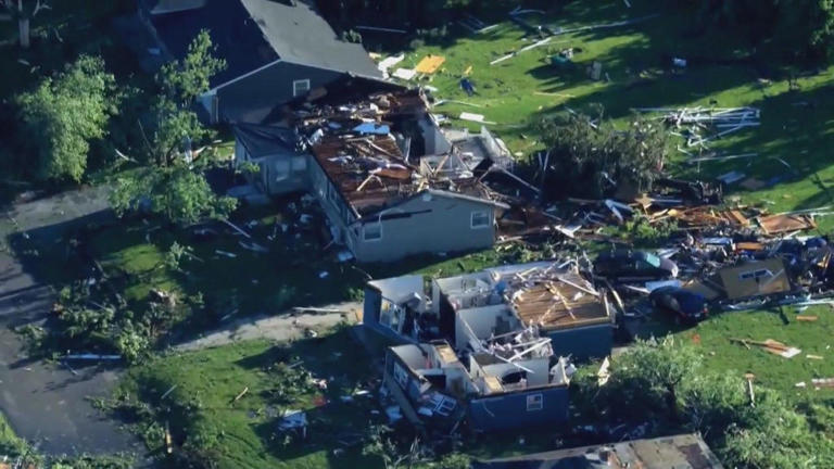 Merrillville, Indiana homeowners picking up the pieces after EF-2 ...