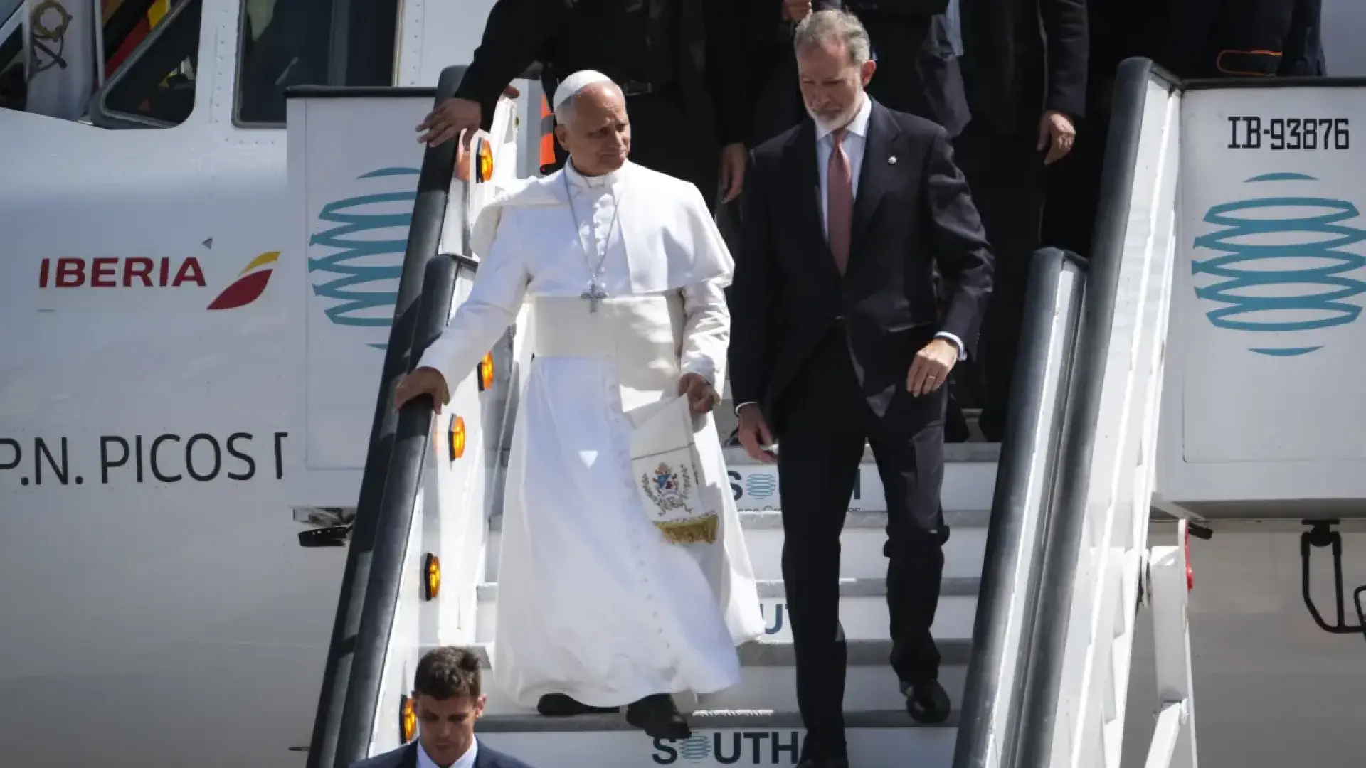 El rey Felipe VI se dio cuenta de que algo iba mal: así fue el momento de  desconcierto por la avería del avión del papa que no despegó