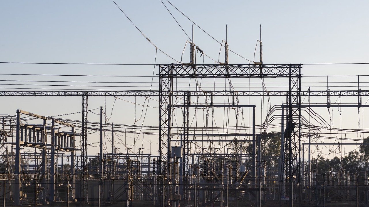 The US grid keeps its alternating current humming at a steady 60 cycles ...