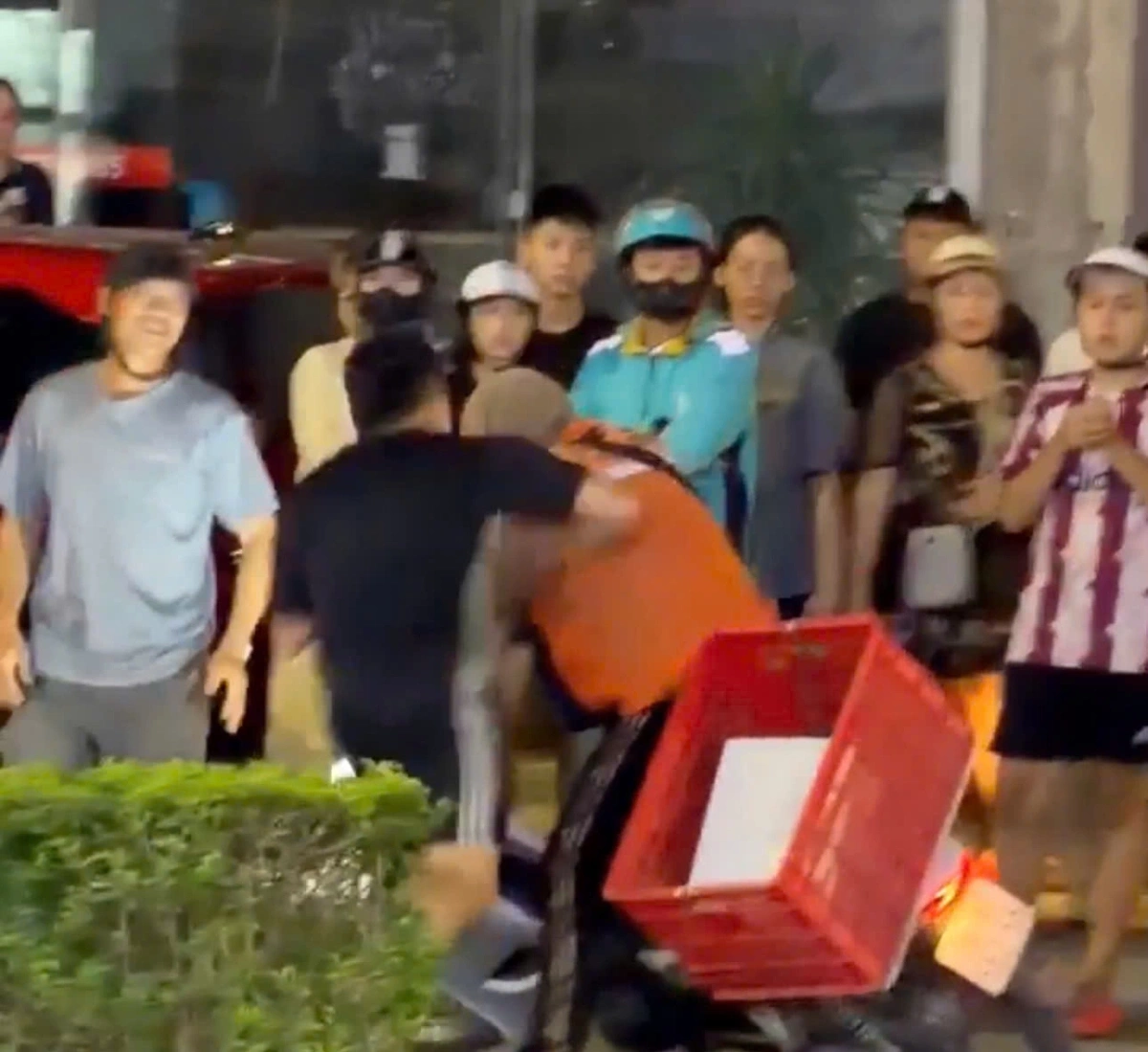 Người đàn ông đánh người giao hàng bị thương trên phố