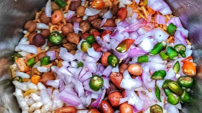 Ghoti gorom is the ultimate evening snack in Kolkata