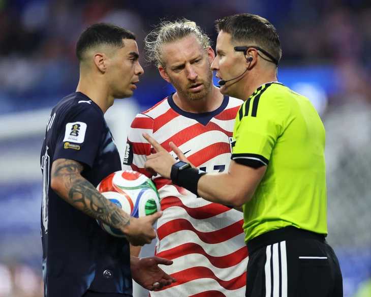 Luật mới về VAR World Cup gây bối rối cho người xem
