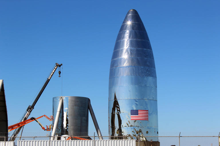 Photos of key moments in SpaceX history, from the scrappy startup days ...