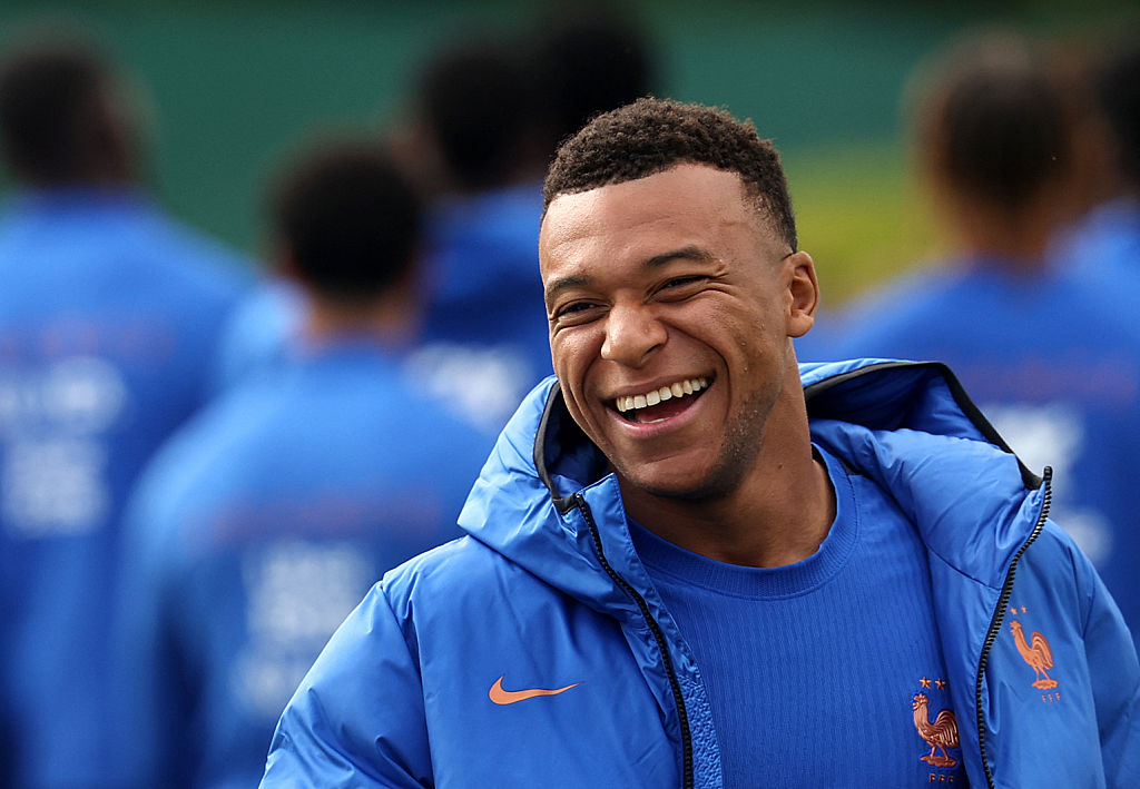 🎥 Mbappé's new celebration: flute if he scores v Senegal? 🎶