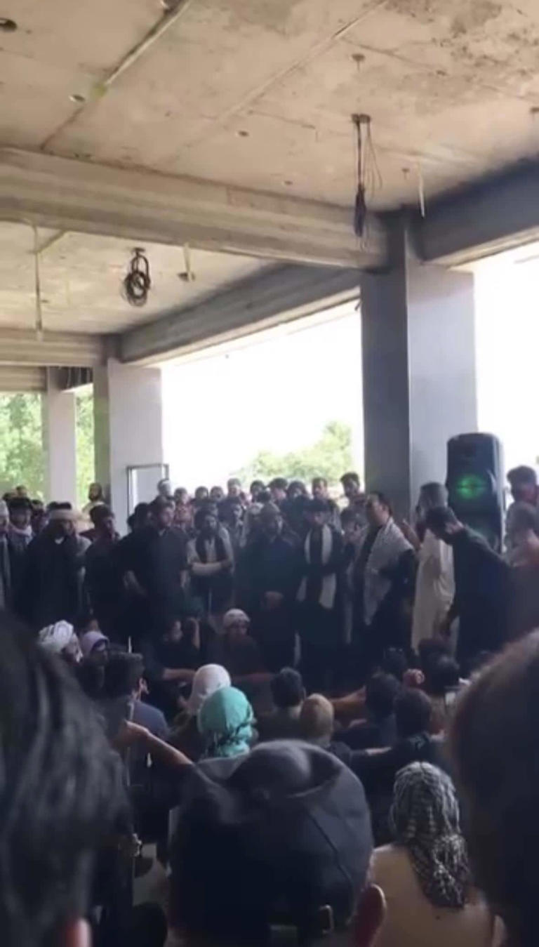 Protesters in Rawalakot brand Sharif, Munir, Asif Ali Zardari, Faisal ...