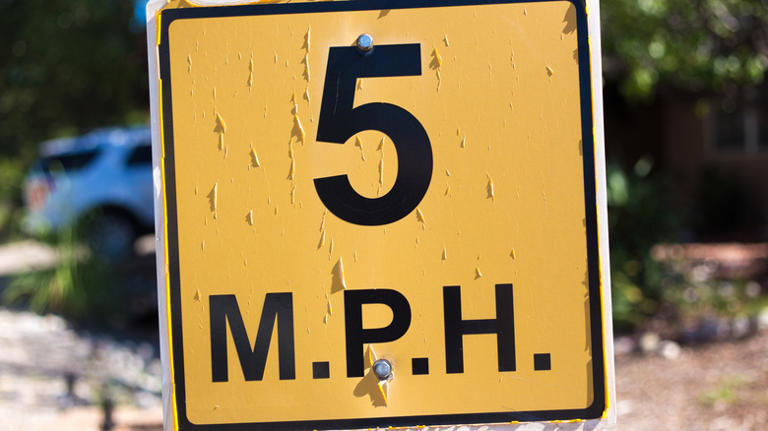 What's the difference between yellow and white speed limit signs?