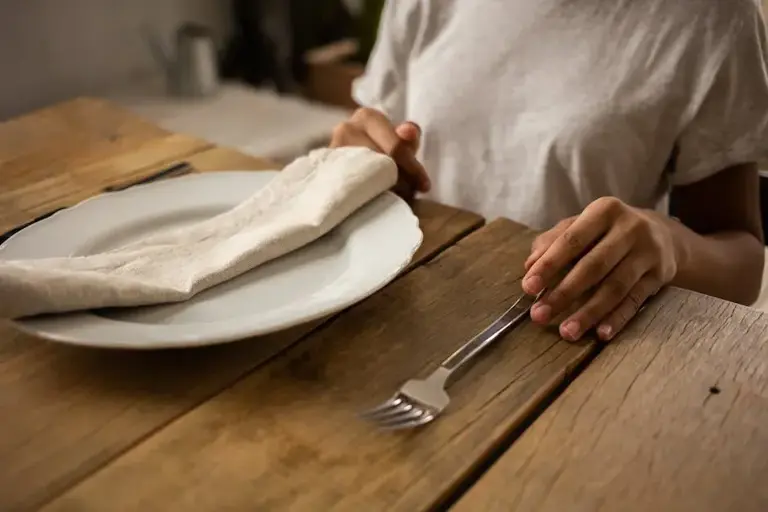 5 napkin habits that instantly reveal poor table manners
