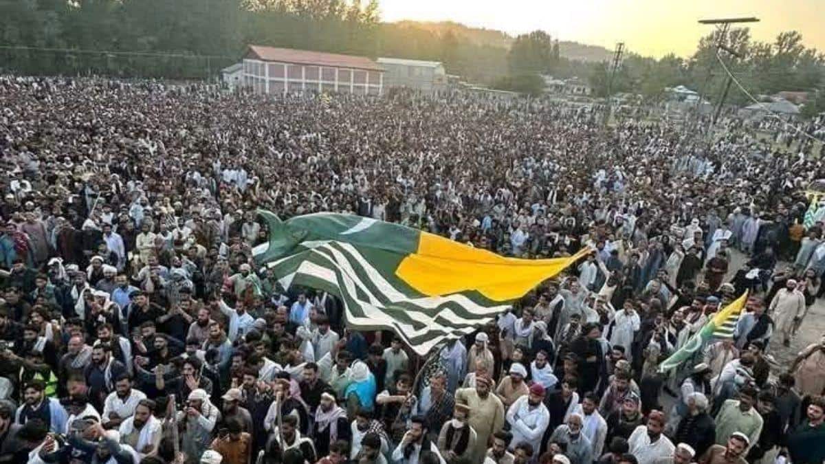 Protesters in Rawalakot brand Sharif, Munir, Asif Ali Zardari, Faisal ...