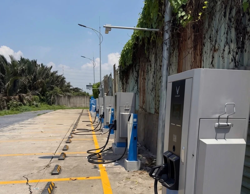 Hai đối tượng cắt trộm dây sạc trạm xe điện đem bán đồng nát lấy tiền mua rượu