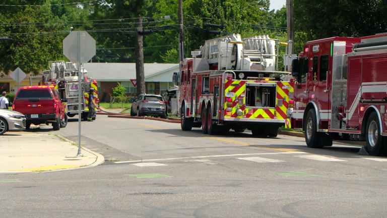 One hospitalized, firefighter injured in Northeast Memphis apartment fire