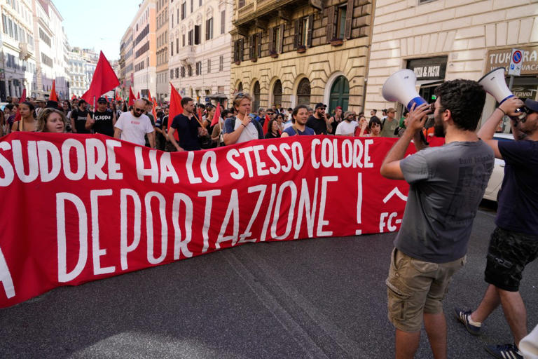 Tens of thousands rally in Europe over migration debate