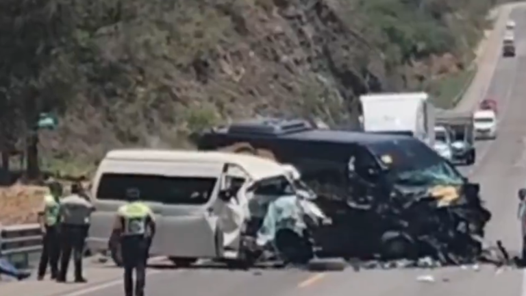 Aparatoso choque entre dos camionetas deja siete muertos y diez heridos ...