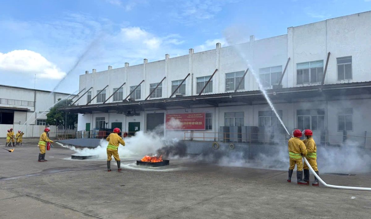 Diễn tập nâng cao kỹ năng PCCC cho công nhân khu công nghiệp ở Ninh Bình