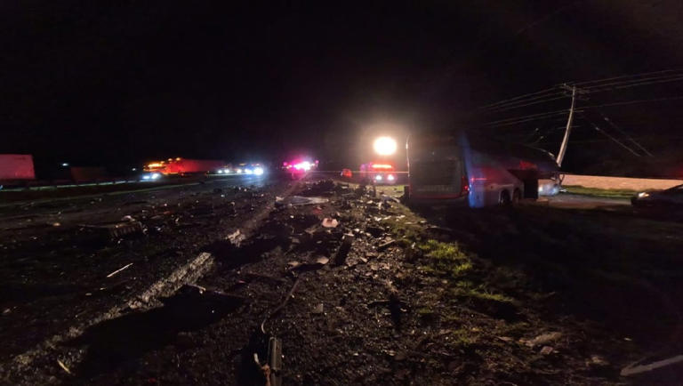 Choque entre tráiler y autobús deja cinco muertos en la carretera 57 en ...