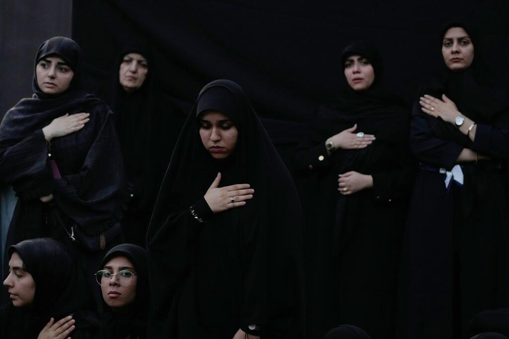 Varias mujeres se dan golpes de pecho durante una ceremonia de duelo en Teherán, Irán, el jueves 18 de junio de 2026, antes del Ashura, la festividad que conmemora el martirio en el siglo VII del nieto del profeta Mahoma, Husayn, quien murió en la batalla de Karbala, en el actual Irak. ((Vahid Salemi/AP Photo/Vahid Salemi))