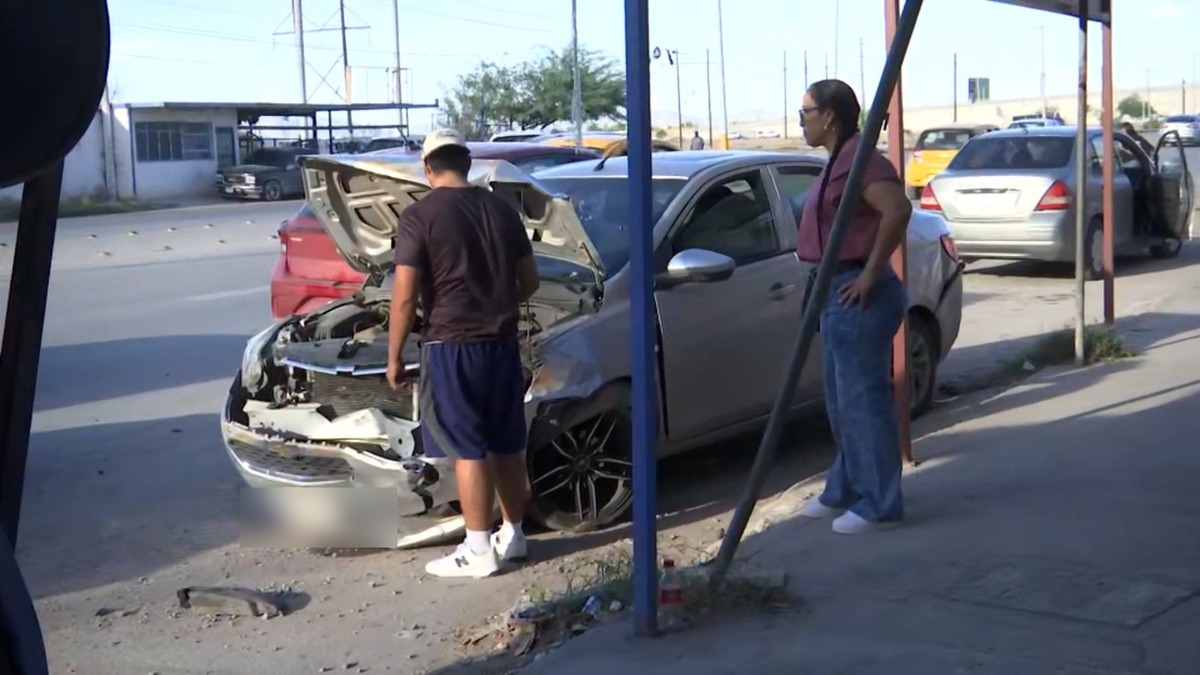 Joven pierde el control de su vehículo y se impacta contra negocio en ...