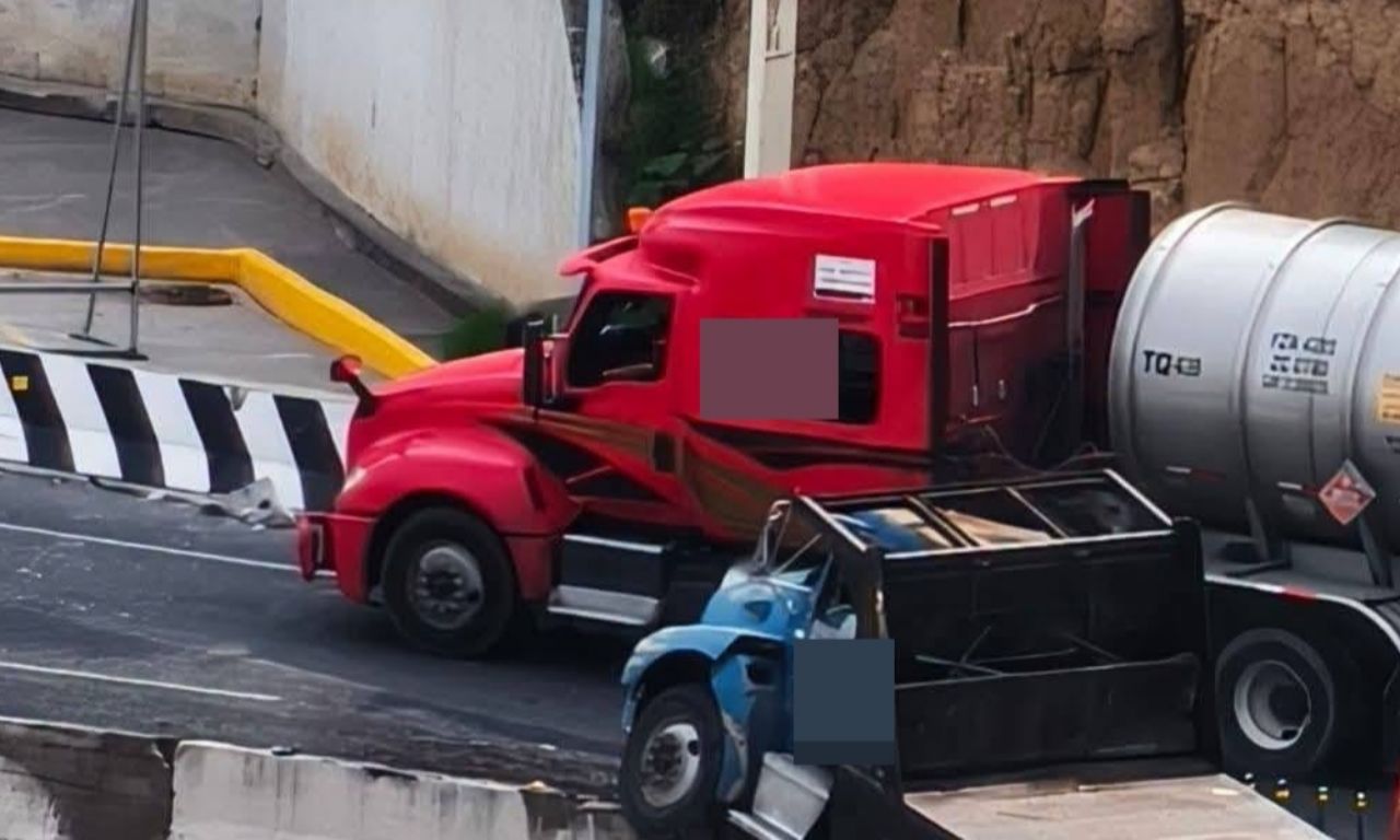 Camión se queda sin frenos y se impacta contra caseta en la Naucalpan ...