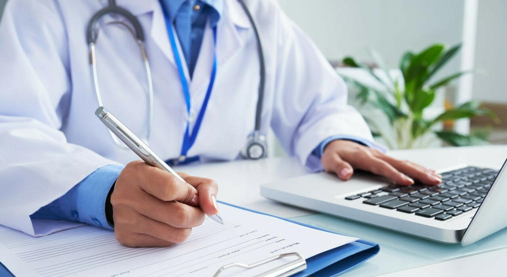 Nessun medico in paese, il sindaco emette un'ordinanza: «Obbligo di autoguarigione e divieto di aggravamento»