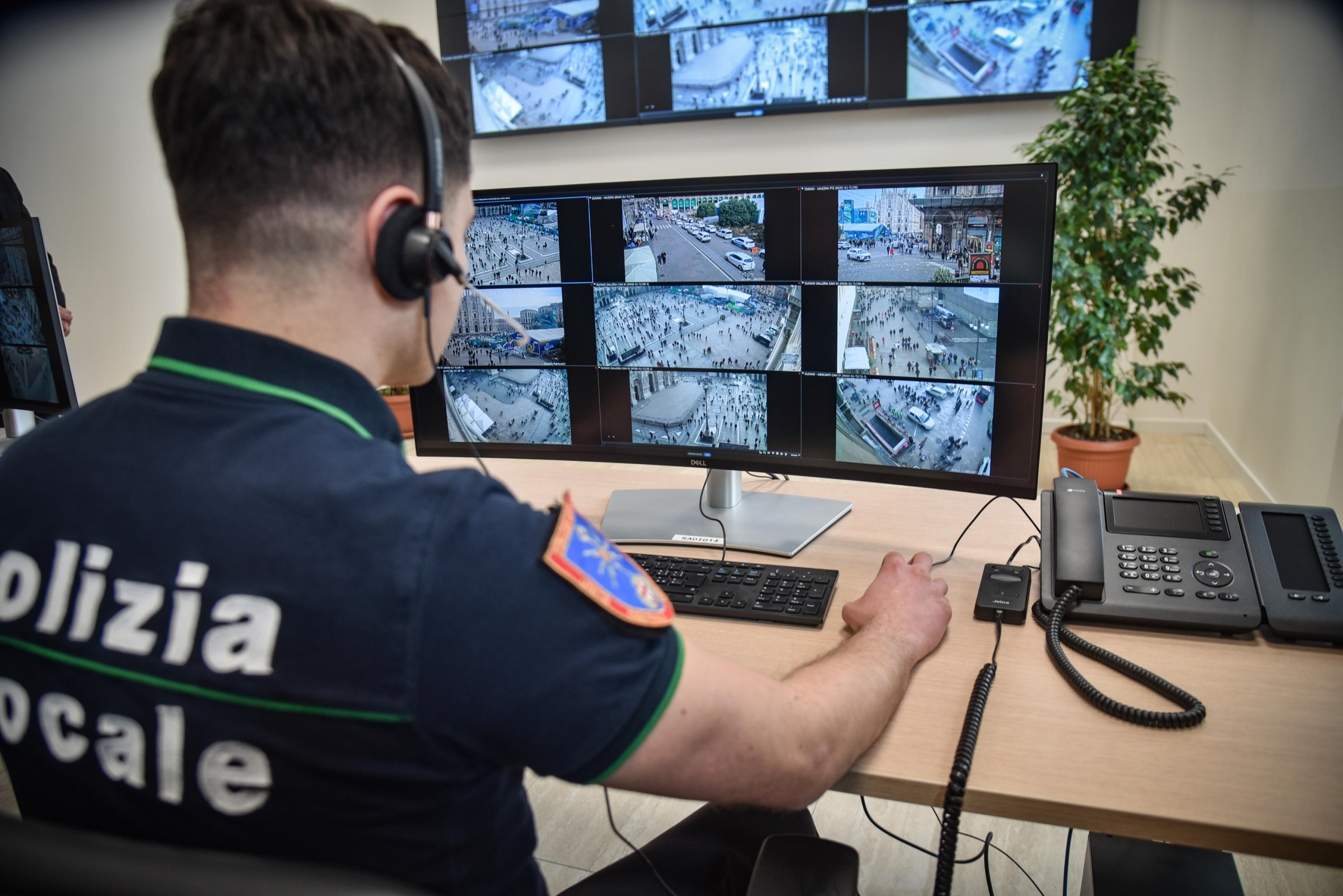 Motociclista cade dal mezzo e muore a Milano