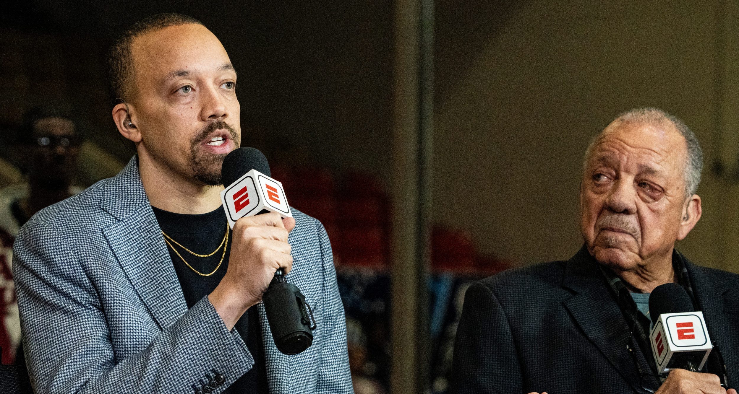 ESPN re-signs prominent writer