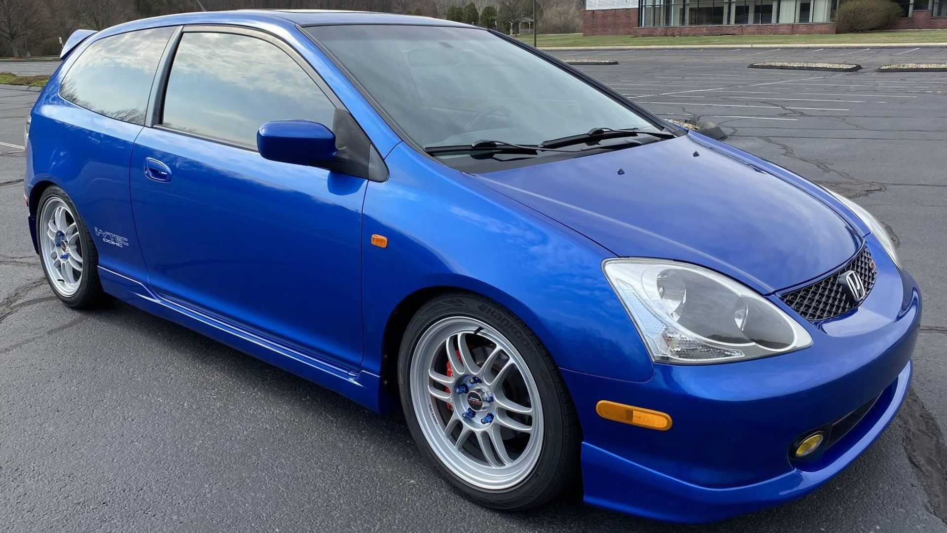 2004 Honda Civic Si Hatchback front three-quarter