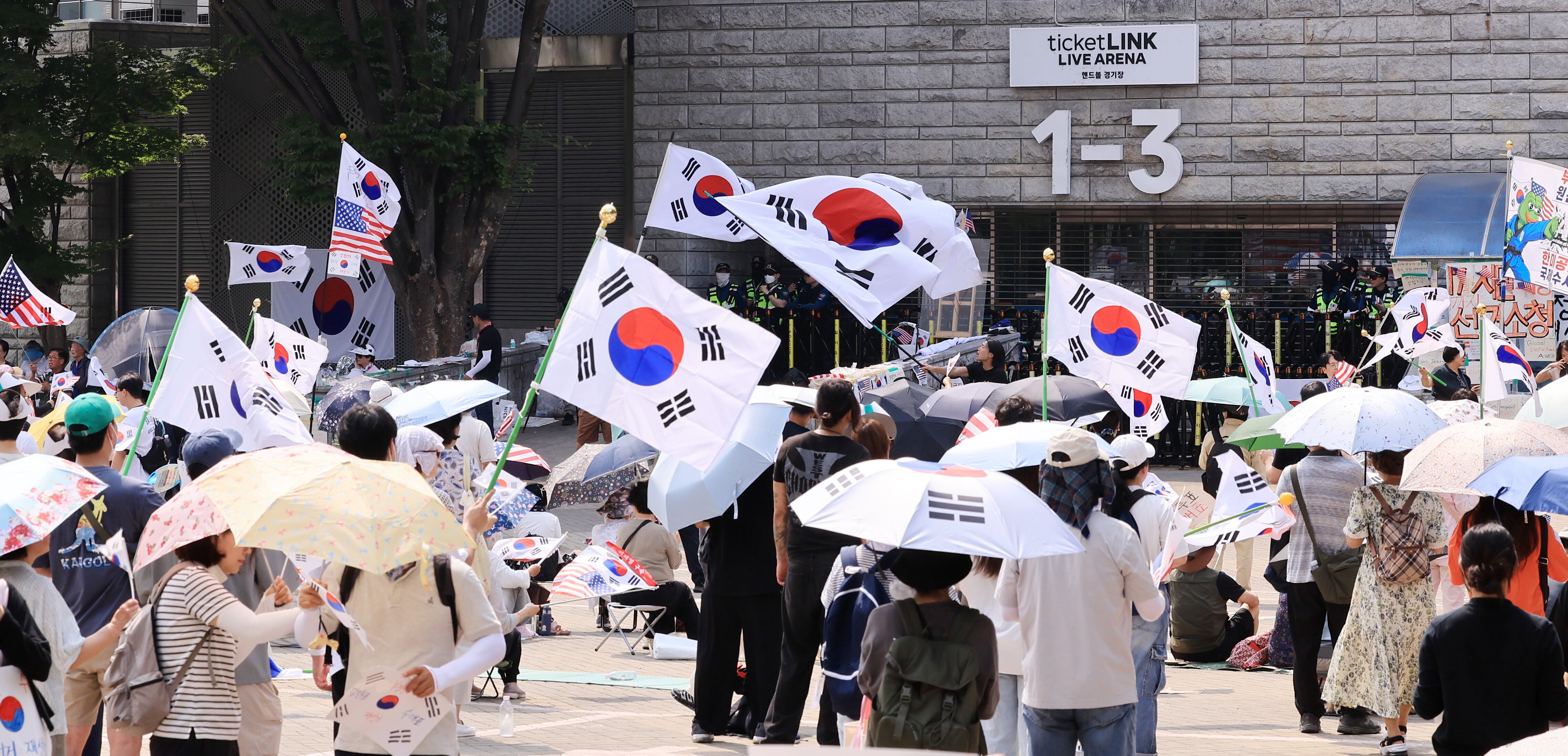 Police probe unauthorized entry at blockaded Jamsil venue