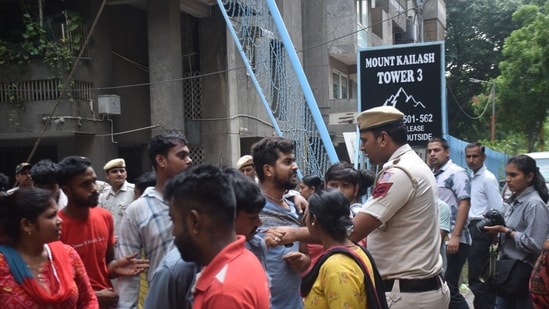 Domestic workers had an argument with the police after they were not allowed to see the body.