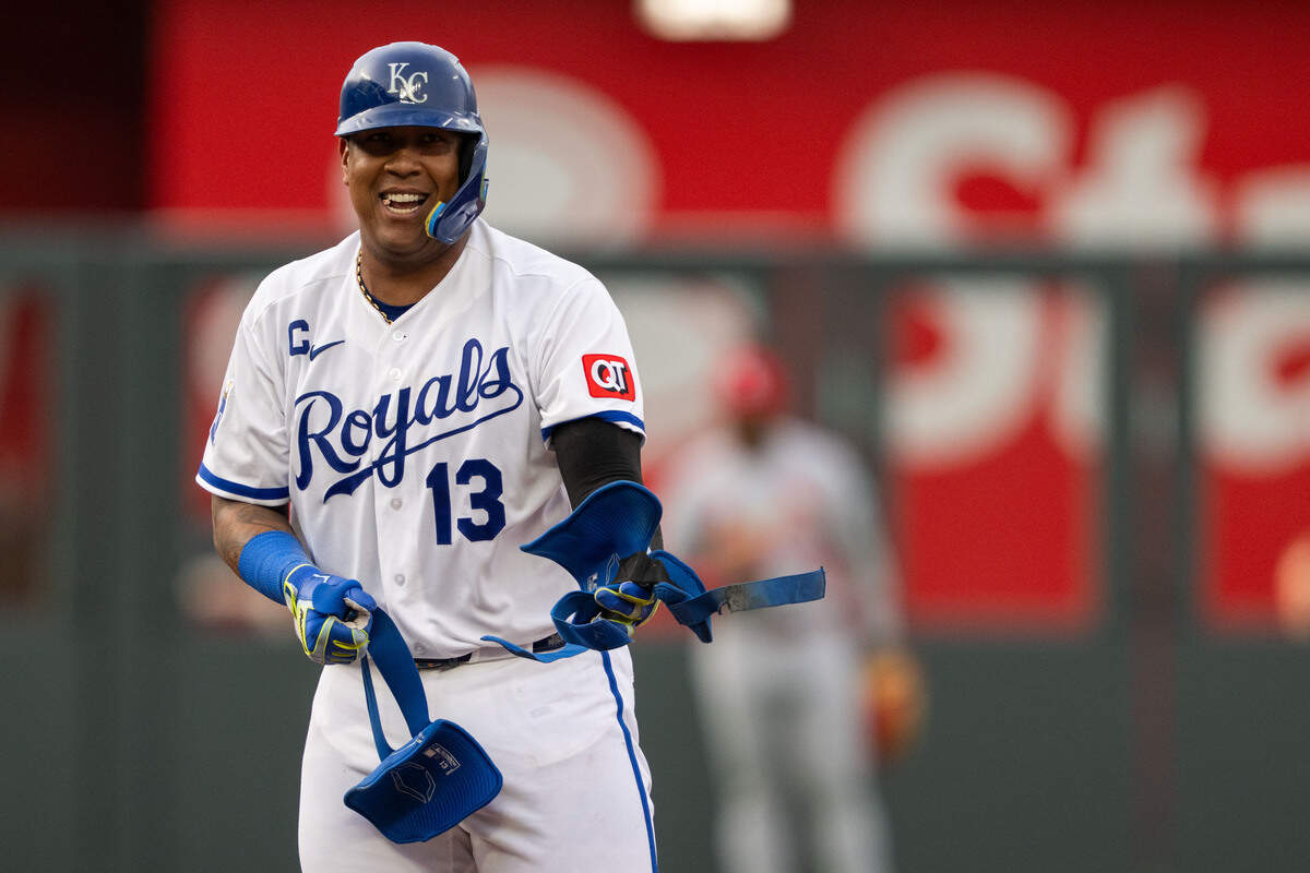 Royals' Salvador Perez amusingly showed TV cameras how close he was to hitting homer