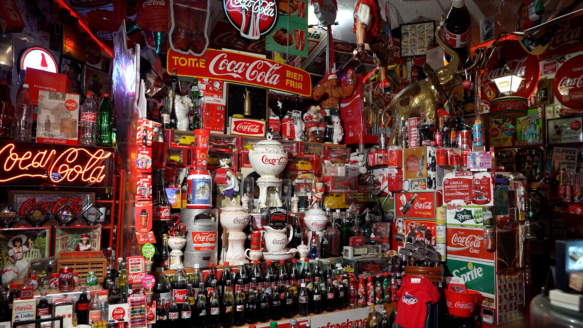 Largest collection of Coca-Cola memorabilia - 7,099 items by Bardo and ...