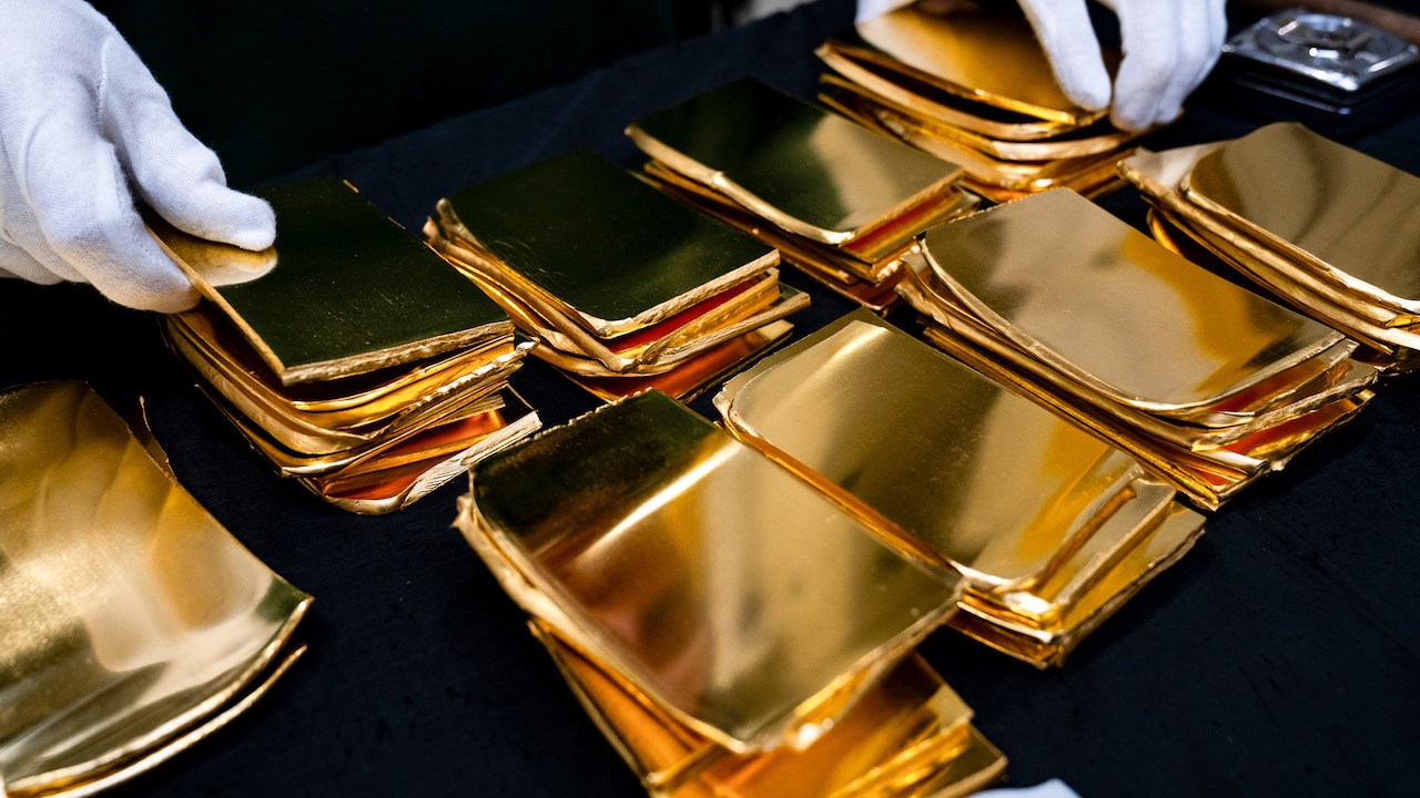 Goldman Sachs lops $500 off gold target on no Fed cuts this year