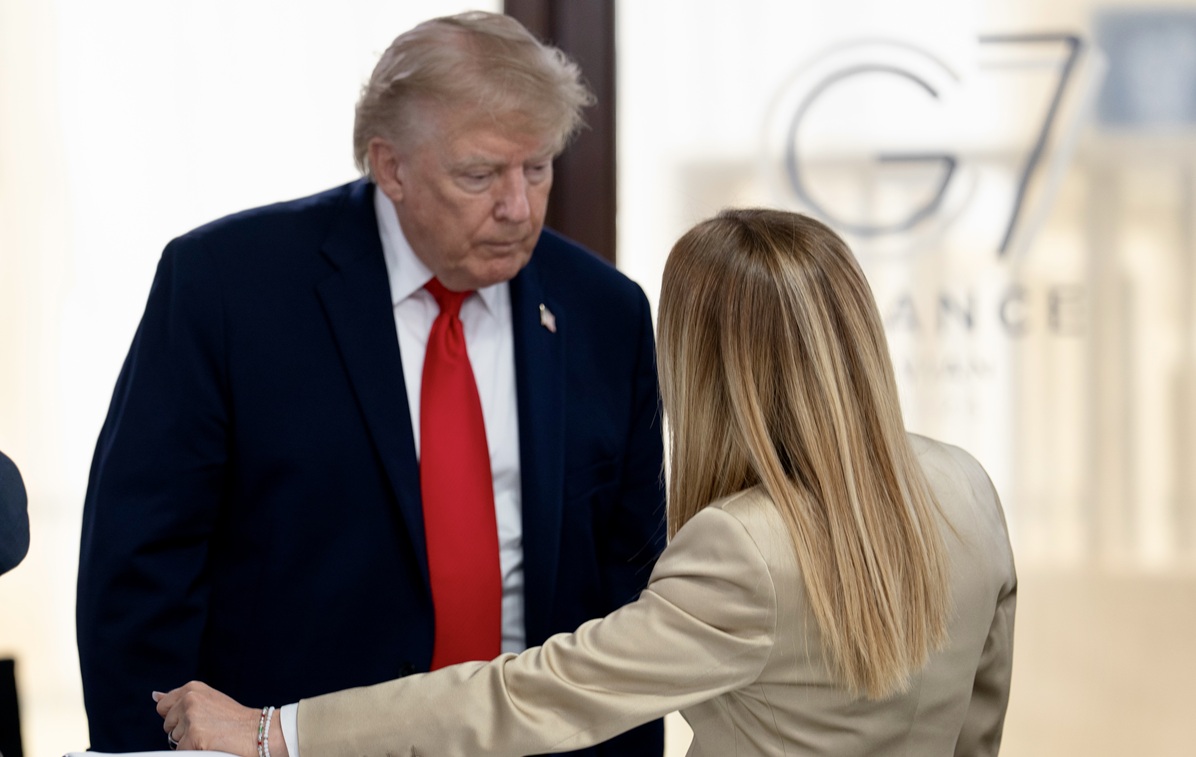 trump-meloni-mi-ha-implorato-di-fare-una-foto-con-lei-mi-ha-fatto-pena
