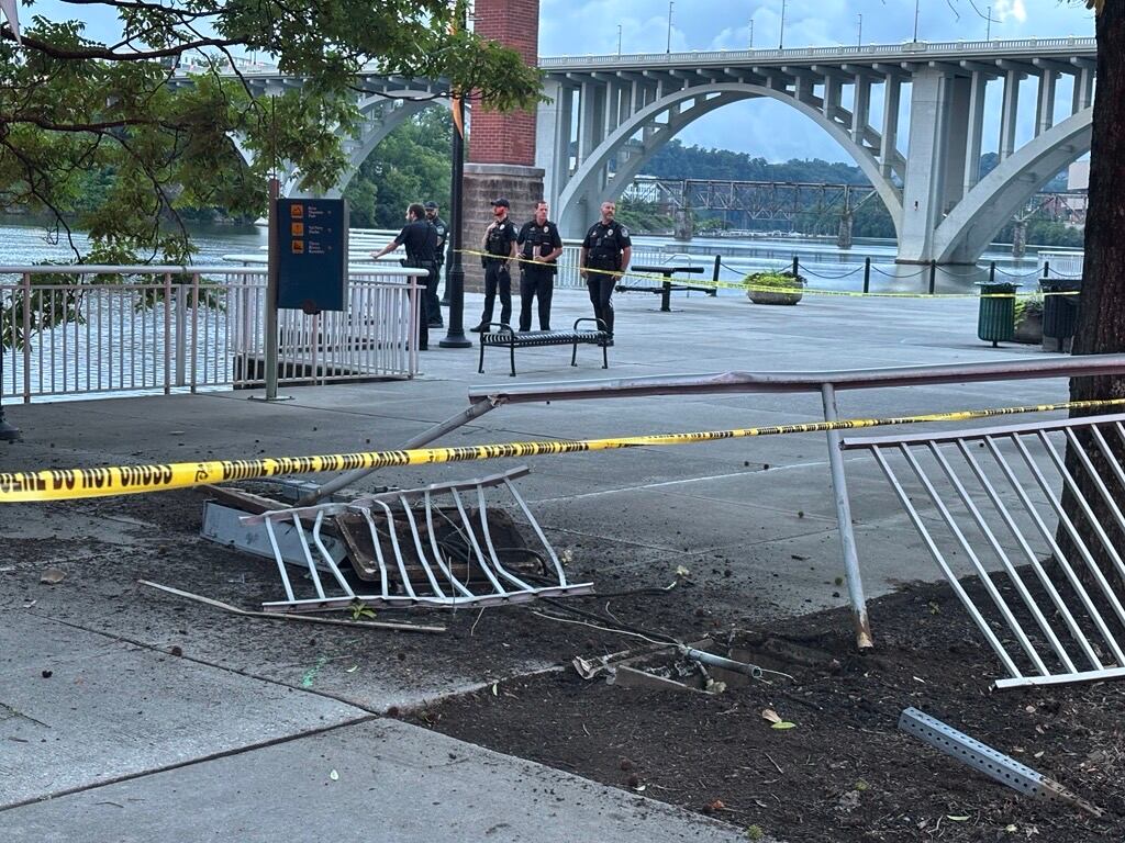 Man pronounced dead after driving into Tennessee River in downtown ...