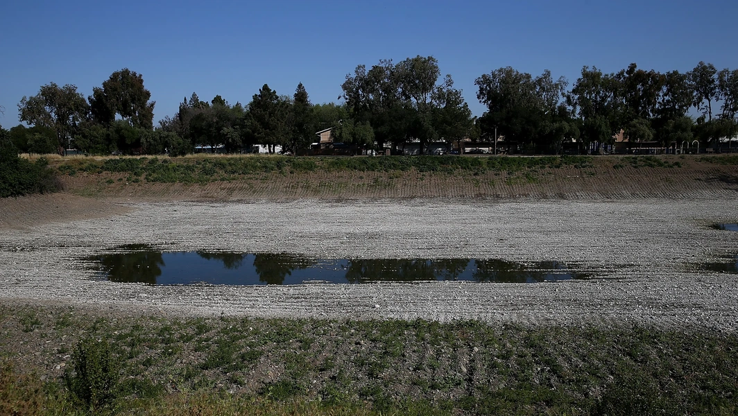 Global and US groundwater decline and its impacts