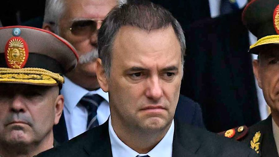 En medio de rumores, Manuel Adorni está reunido con Javier Milei en Olivos