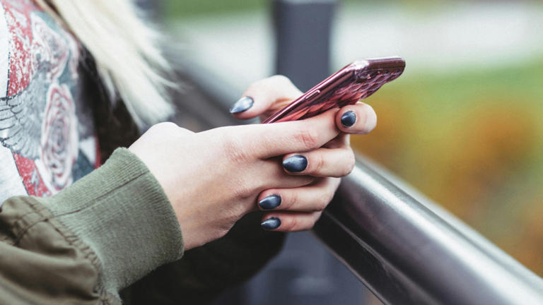 What it means if your friend only texts you when they need something