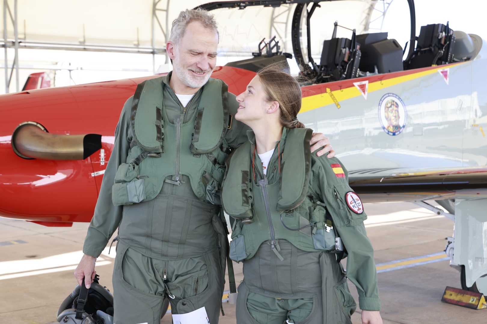 El rey español Felipe VI y la princesa Leonor vuelan juntos en dos ...